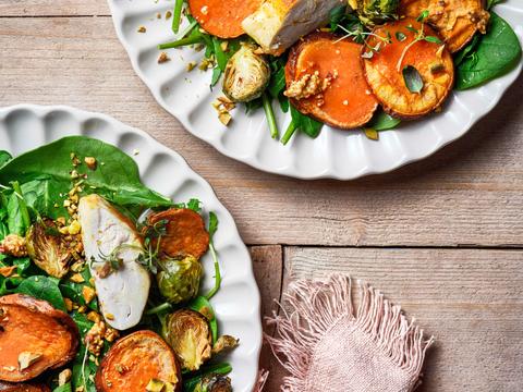 Wintersalade met krokante zoete aardappel en kip