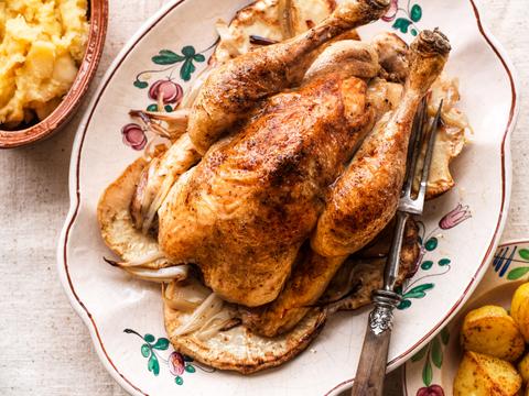 Kip met knolselder, appelmoes en een witloofslaatje