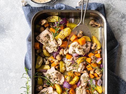 Traybake met varkenslapjes, aardappelwedges, groenten en mosterdsaus