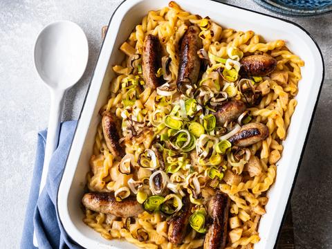 Pasta met romige knolselder, worstjes en krokant gebakken prei