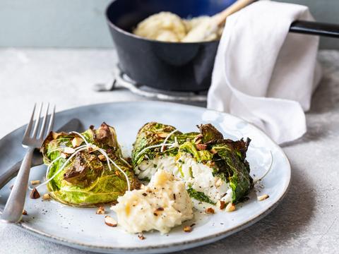 Gevulde savooikoolrolletjes met schelvis en puree