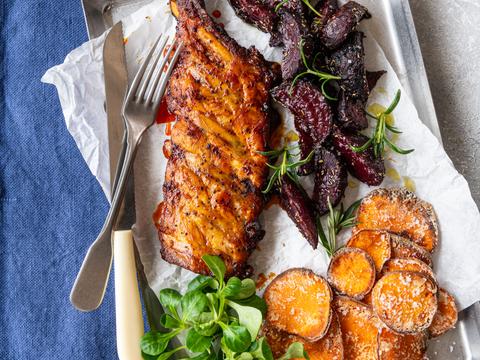 Ribbetjes met chips van zoete aardappel en geroosterde rode biet