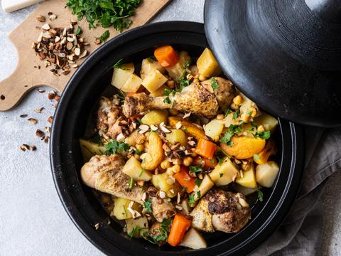 Tajine met kip, winterwortel en krokante amandelen