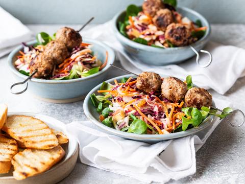 Knapperige koolsalade met gehaktballetjes