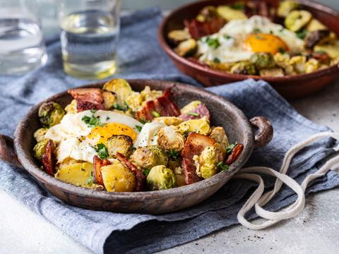 Aardappelpannetje met krokante spruitjes, spek en een spiegelei
