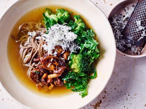 Detoxramen met verse bouillon bomvol groenten