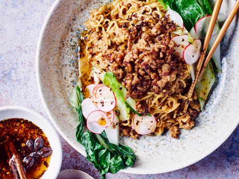 Extra spicy ramen met dandannoedels, gehakt en paksoi