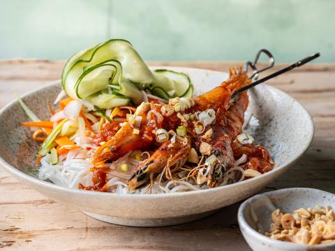Zoetzure scampi’s met rijstnoedels en een frisse salade