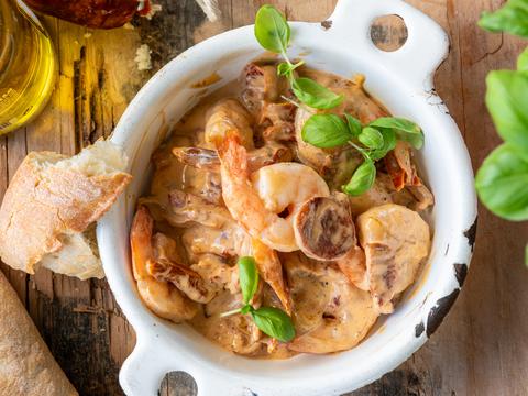Scampi’s surf & turf met chorizo en zongedroogde tomaatjes