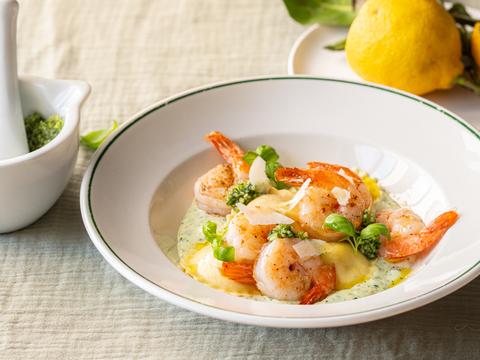 Scampi’s in pestoroomsaus met ravioli