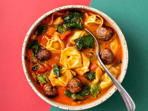 Tortellini-tomatensoep met balletjes