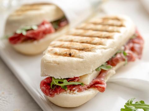 Panini met bresaola en taleggio