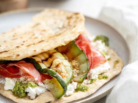 Piadina met ricotta, coppa, gegrilde courgette en pesto
