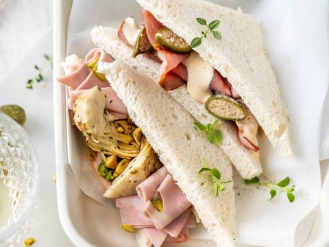 Tramezzini met vitello tonnato en appelkappertjes
