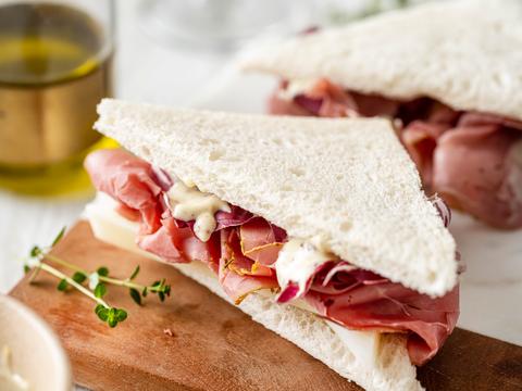 Tramezzini met pecorino, radicchio, pastrami en mosterddressing