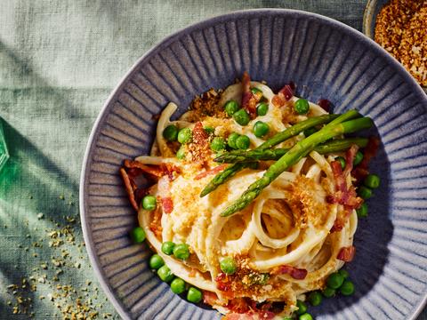 Bucatini met groene asperges, erwtjes en pancetta