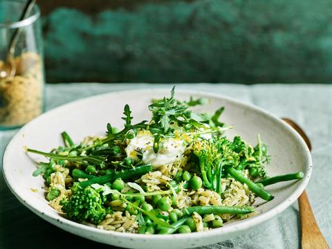 Orzo met bimi, mascarpone en rucolapesto
