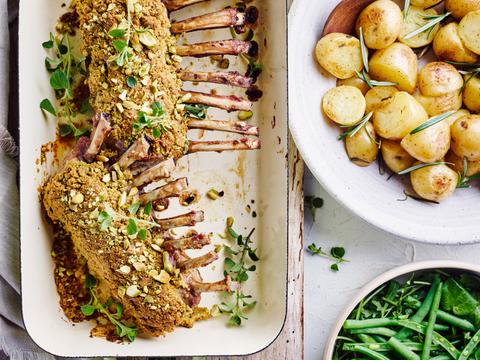 Lamskroontje met pistachekorst, rozemarijnaardappelen en boontjessalade