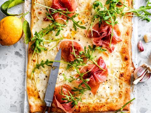 Pizza met aioli, koolrabi en ham
