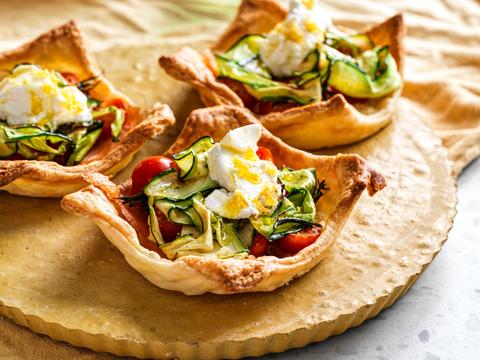 Taartjes van croissantdeeg met courgette en gerookte zalm