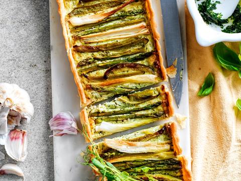 Plaattaart met asperges, peultjes en pestocrème
