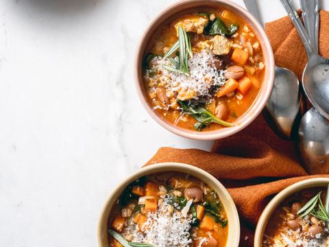 Maaltijdsoep met kip, farro, borlottibonen en parmezaan