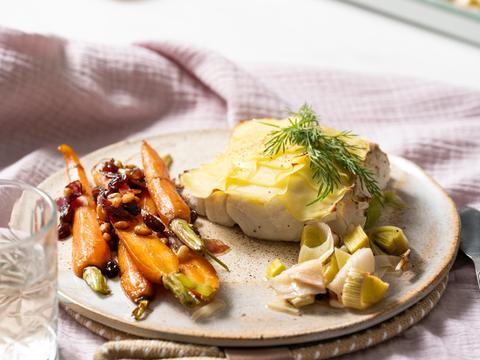 Ovenvis met een flinterdun aardappelkorstje en wortelcaponata