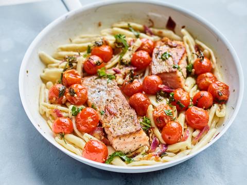 Zalm met trofie, kerstomaten en kruidige citroenolie