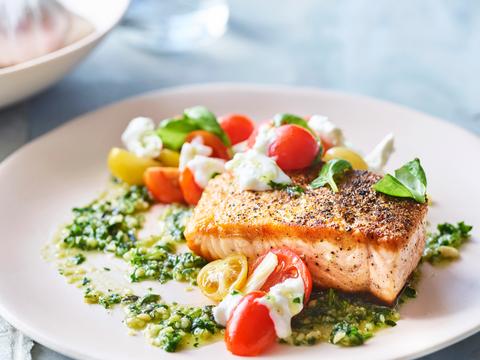 Gebakken zalm met pesto, burrata en tomatensalade