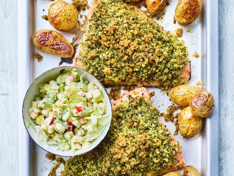 Zalm in kruidenkorst met krieltjes en appelslaatje