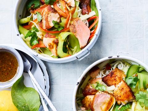 Thaise noedelsalade met gebakken zalm en zoetzure dressing