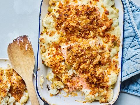 Ovenschotel met bloemkool, zalm en chorizokorst