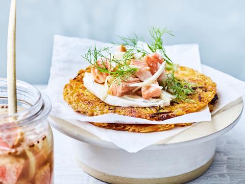 Aardappelrösti met gepekelde zalm en zure room