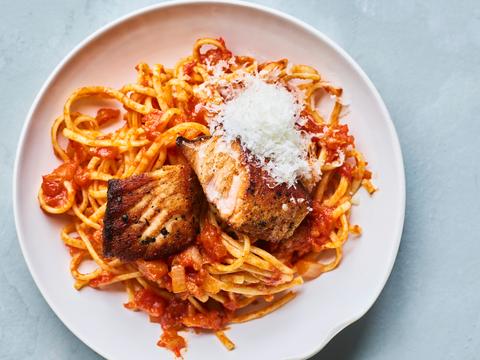 Pasta all’arrabbiata met zalm