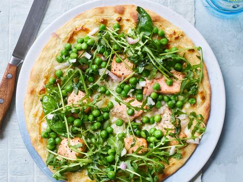 Witte pizza met zalm en rucola-erwtjessalade