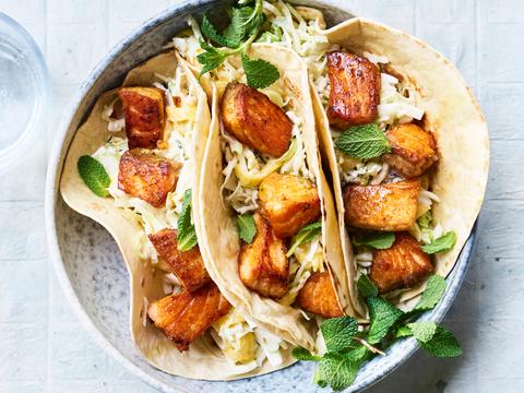 Taco met gebakken zalm, koolsalade en yoghurtsaus