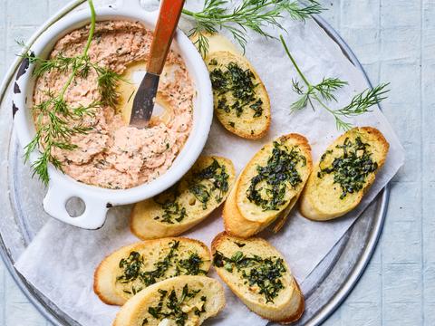 Zalmrillettes met knoflookbroodjes