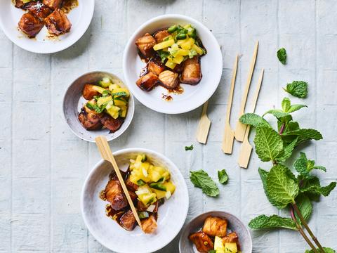 Sticky zalmblokjes met mango-jalapeñosalsa