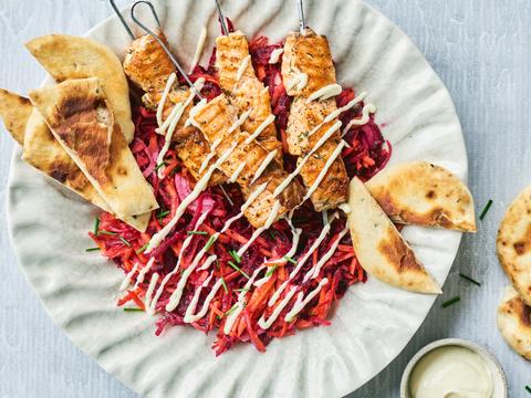 Zalmspiesje met rodebiet-wortelsalade en mieriks-wortelmayo 