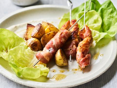 Zalmspekspiesje met mosterd-honingsaus en gebakken aardappelen