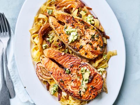 Pappardelle met gebakken zalm en venkel in citroen-kruidenbotersaus
