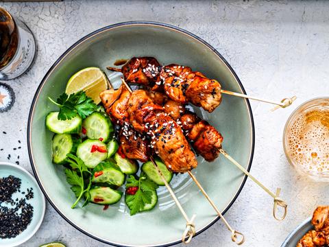 Yakitori met komkommersalade