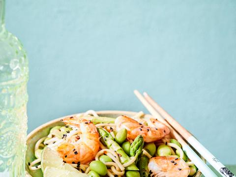 Lauwe noedelsalade met gewokte asperges, scampi’s en sojadressing