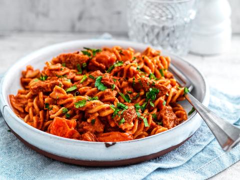 One pot pasta met volkorenspirelli,romige tomatensaus en chorizo
