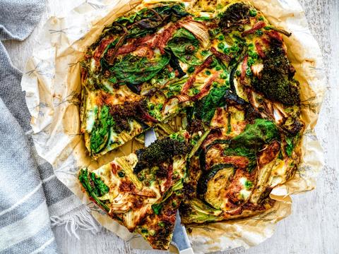 Frittata met geroosterde lentegroenten en ham