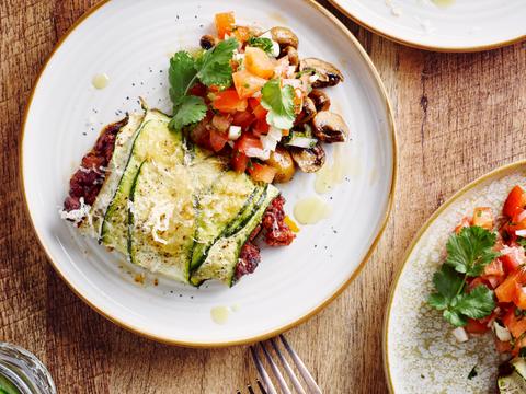 Courgette-enchilada’s met gehakt en frisse tomatensalsa