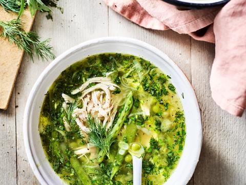 Groene minestrone met verse kruiden