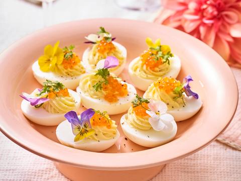 Mimosa-eitjes met foreleitjes en eetbare bloemen