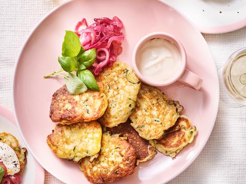 Ricotta-courgette-pancakes met gekonfijte ui