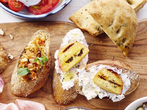bruschetta_s met perzik en met olijventapenade